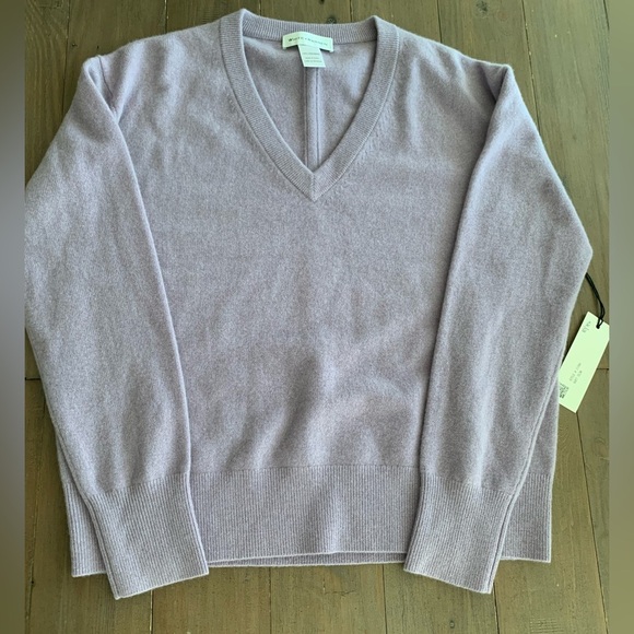 CURRENT SEASON White + Warren 100% cashmere v neck soft plum NWT - Picture 4 of 7